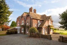 5 bedroom Detached t...